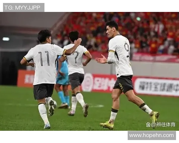 中国国家足球队迎战伊拉克队全力争胜展现实力与团队精神